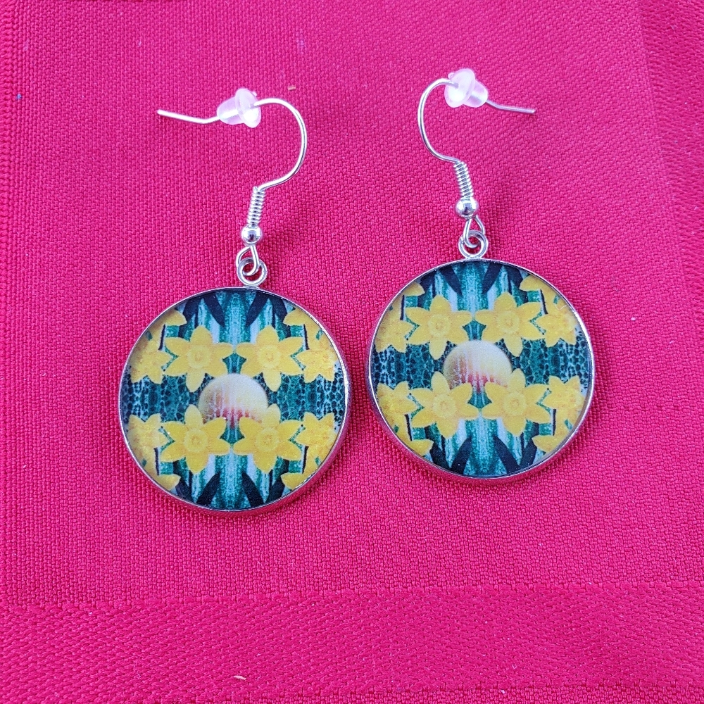 Daffodil Dangle earrings